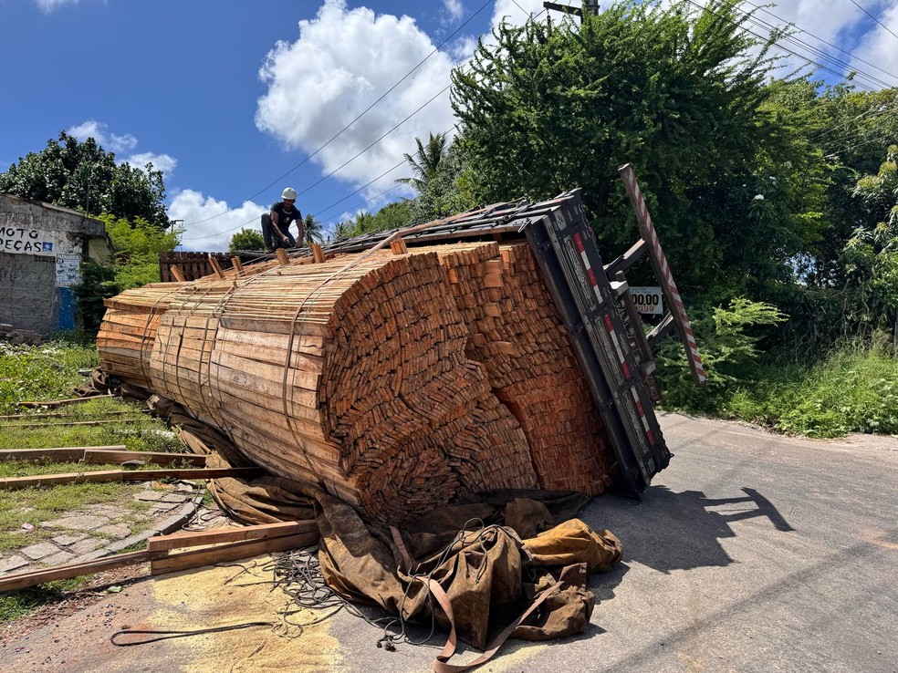 Caminhão carregado de madeira tomba na Zona Oeste de Natal — Foto: Vinícius Marinho/Inter TV Cabugi