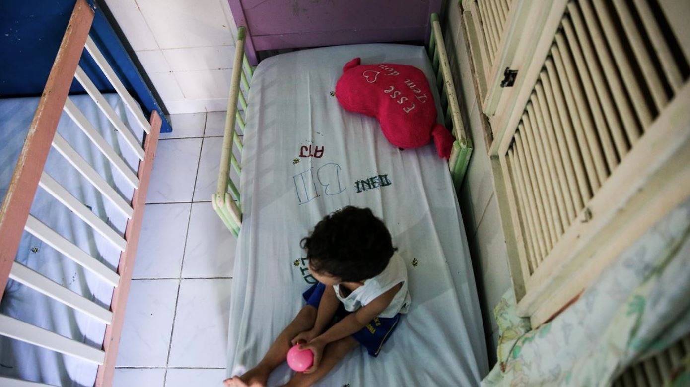 Crianças órfãs pela epidemia de Covid vão receber auxílio do governo do ...