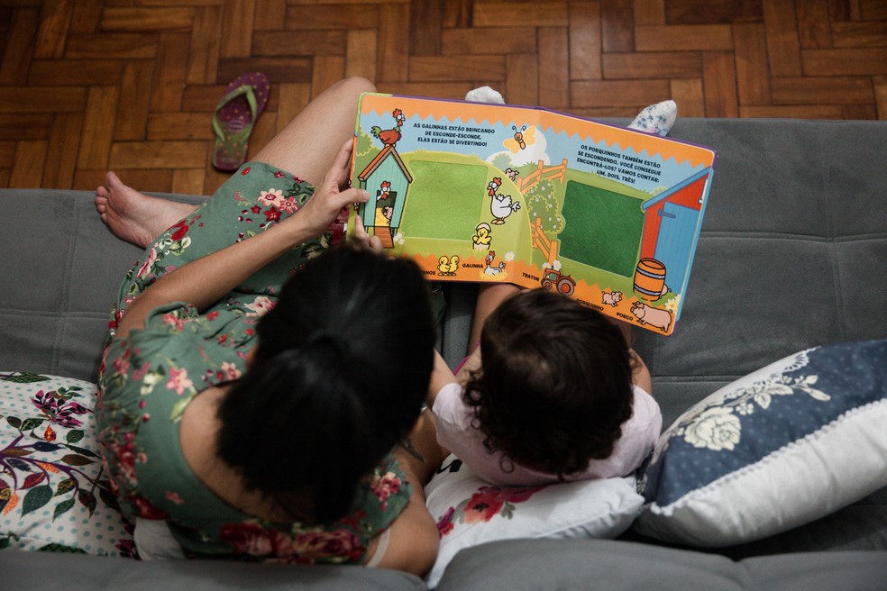 Ler antes de dormir é uma opção para acalmar e ajudar a elaborar fantasias — Foto: Marcelo Brandt/G1