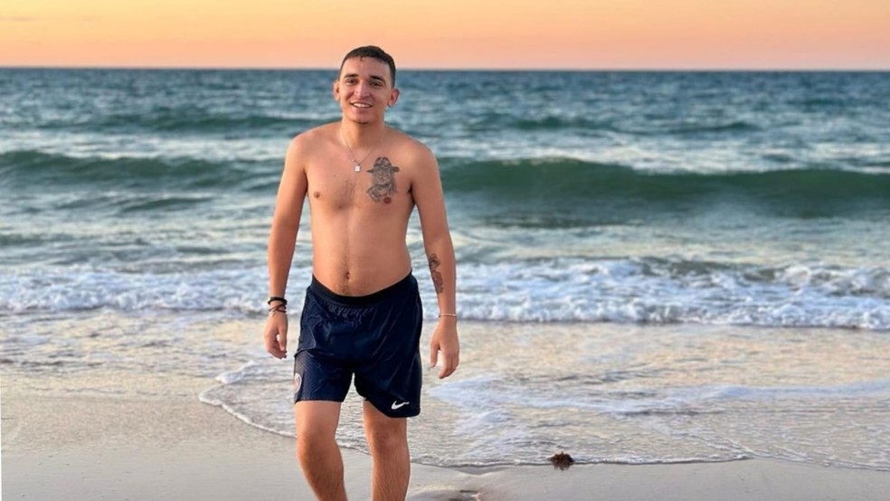 Cantor João Gomes publica foto sem camisa em praia de Canoa Quebrada, no Ceará. — Foto: Redes sociais/Reprodução