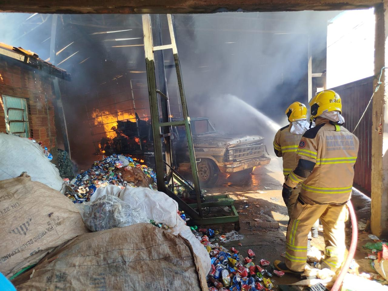 Incêndio atinge galpão de recicláveis e ameaça casas em Janaúba