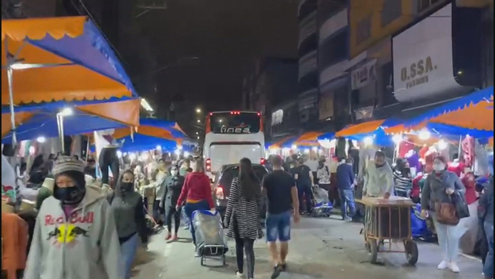 Ruas do Brás amanhecem lotadas no 1º dia útil da fase de transição da  quarentena em SP, São Paulo