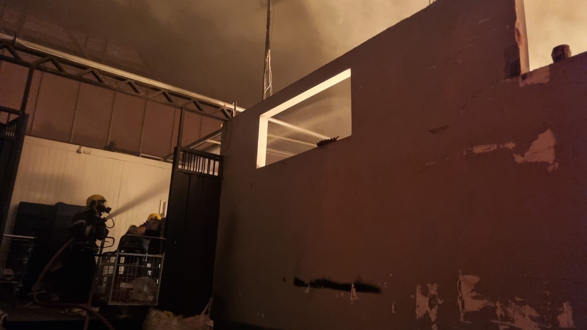 Incêndio destrói depósito de alimentos e câmaras frias de supermercado em MG