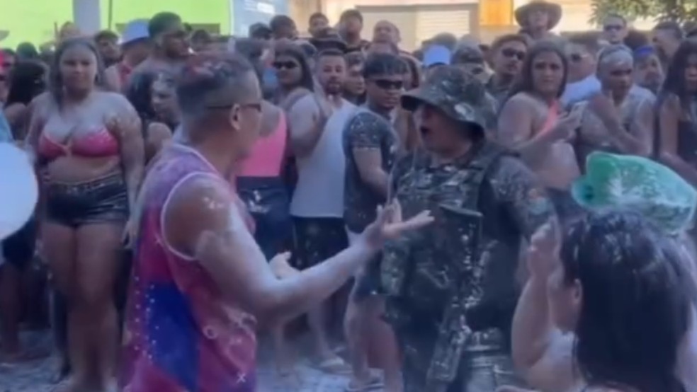 Folião é detido após arremessar goma em policiais durante mela-mela — Foto: Reprodução