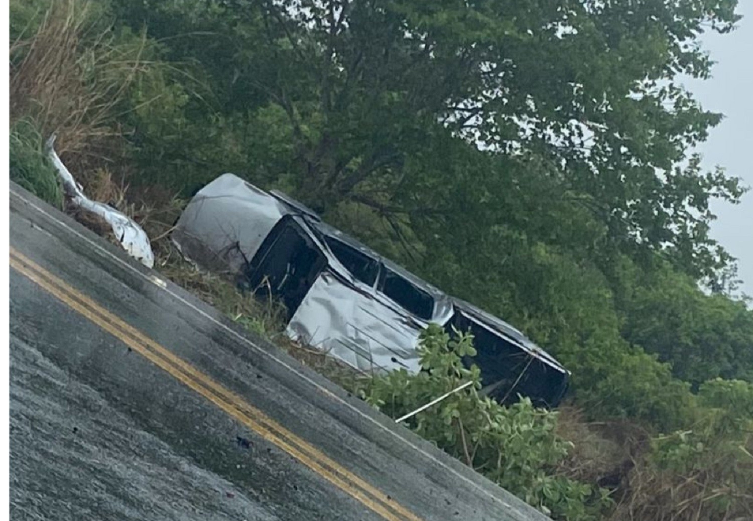 Casal mobiliza web para procurar por vítimas de acidente e devolver objetos econtrados após caminhonete capotar