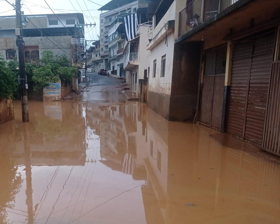 Rua tomada pela água em Guiricema — Foto: Defesa Civil/Divulgação