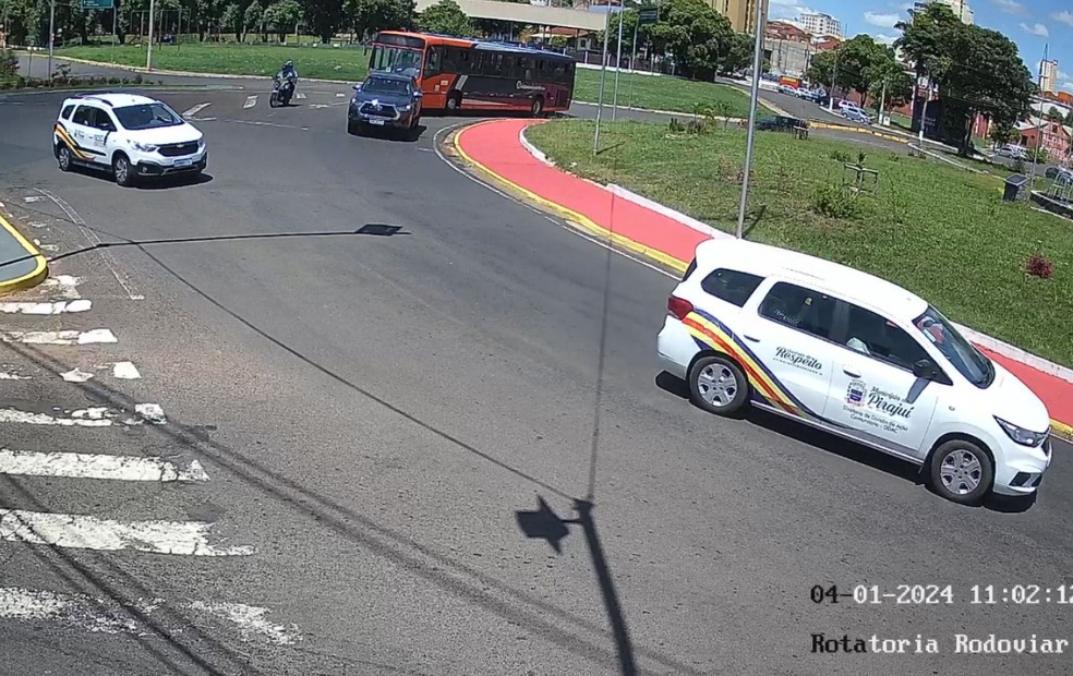 Veículos da prefeitura de Pirajuí (SP) foram flagrados por câmeras da Guarda Municipal de Lins (SP) — Foto: Divulgação/Secretaria de Segurança de Lins (SP)