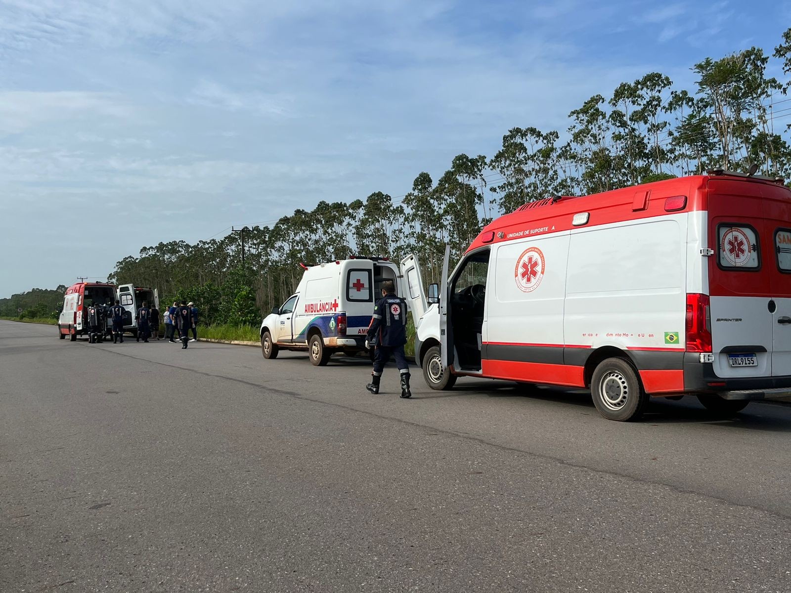 Carro capota com 5 pessoas em estrada no interior do AP