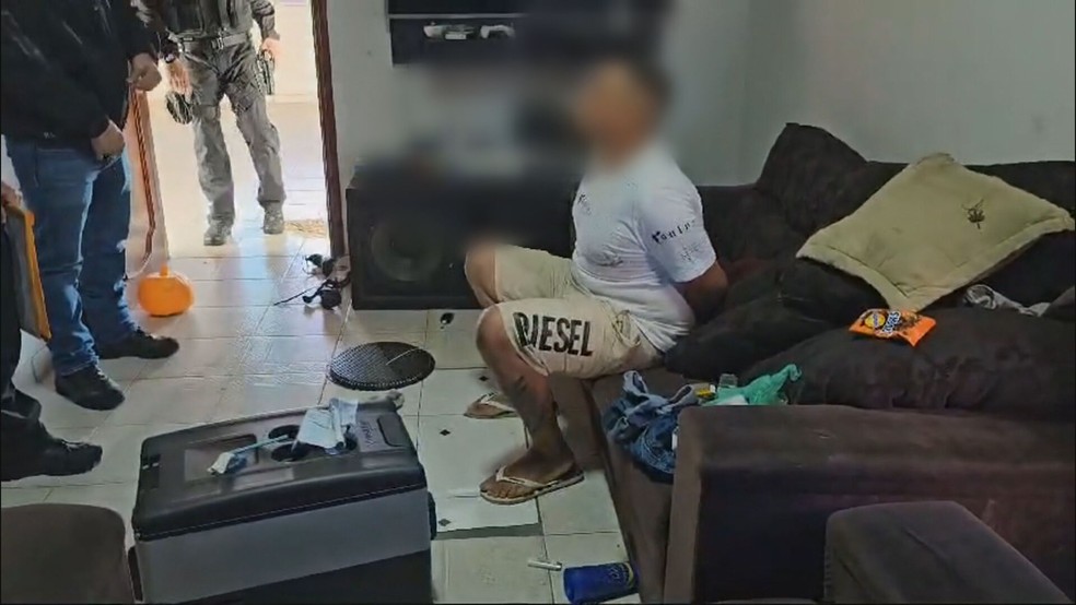 Imagem mostra um dos suspeitos de integrar grupo especializado em furto de celulares no DF — Foto: TV Globo/Reprodução