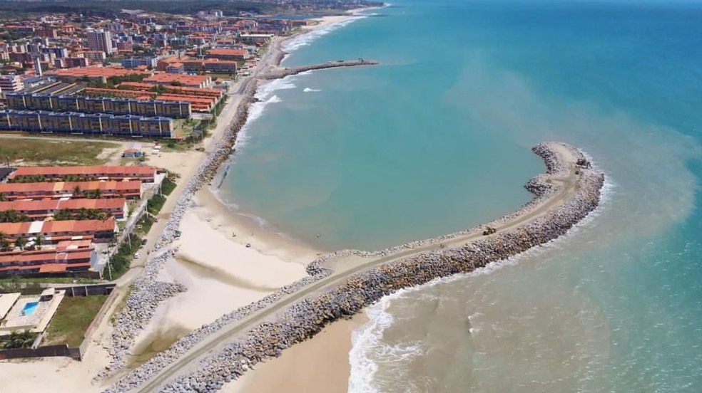 Espigões construídos na orla de Caucaia seguem formato senoidal, em "S". — Foto: Prefeitura de Caucaia/Divulgação