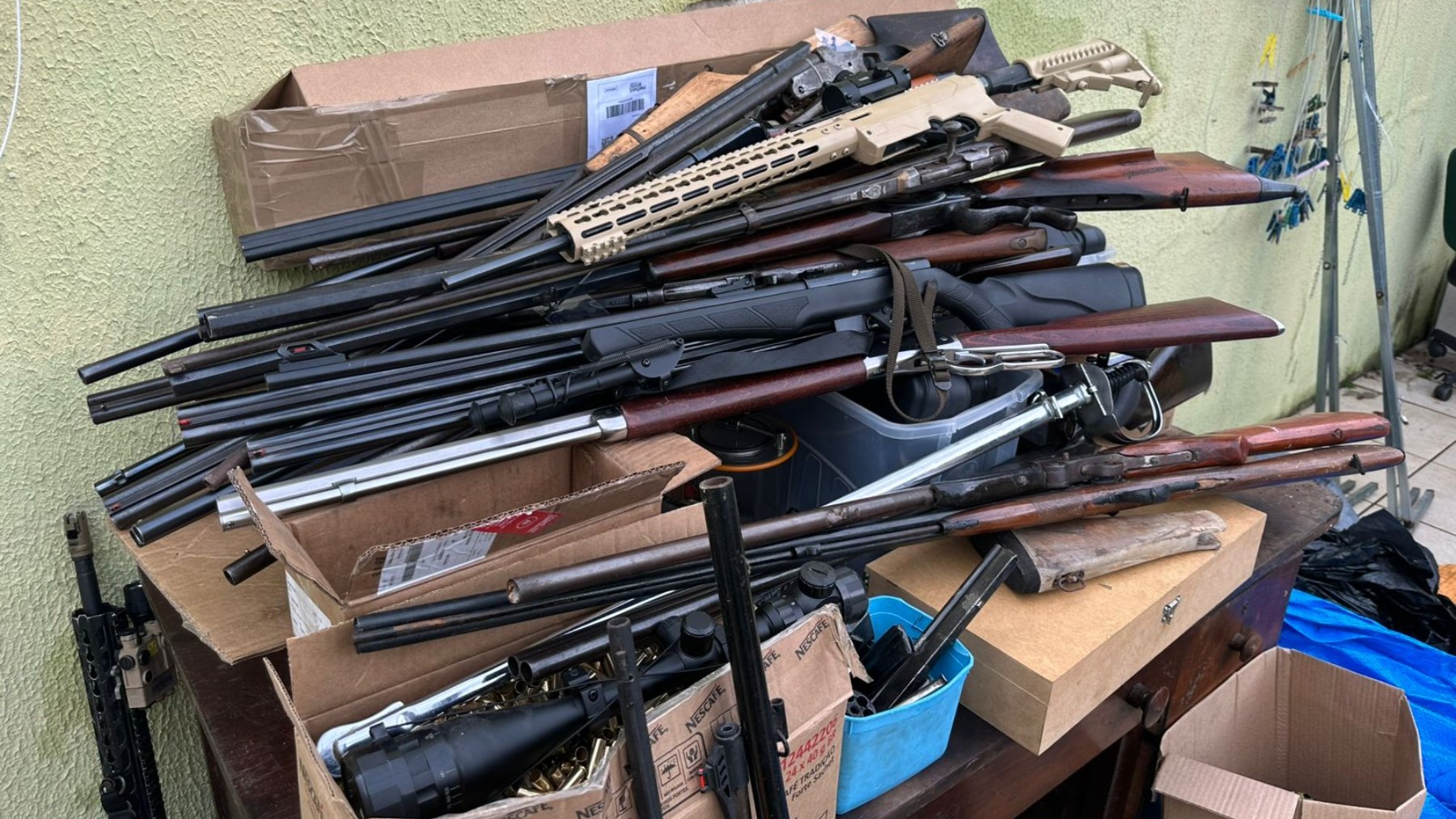 Militar reformado é preso em Curitiba suspeito de negociar armas ilegais com facções criminosas do Rio de Janeiro