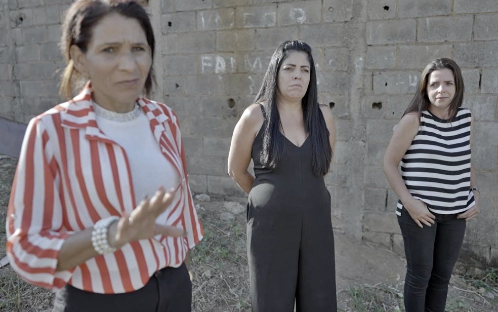 Testemunhas que teriam visto suposto ET retornam a terreno após 30 anos — Foto: Reprodução TV Globo