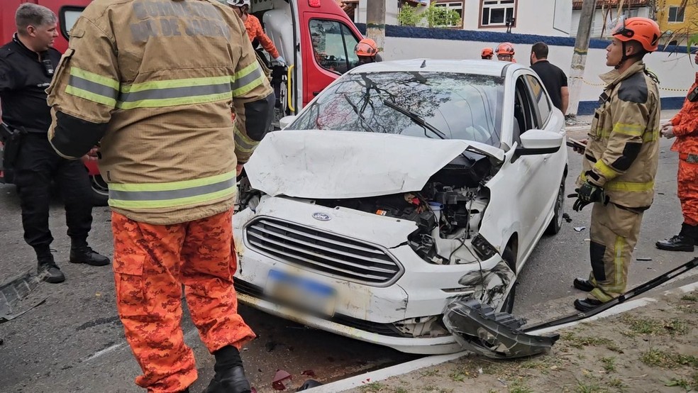 Outro veículo envolvido no acidente em Cabo Frio — Foto: Mariana Couto/g1