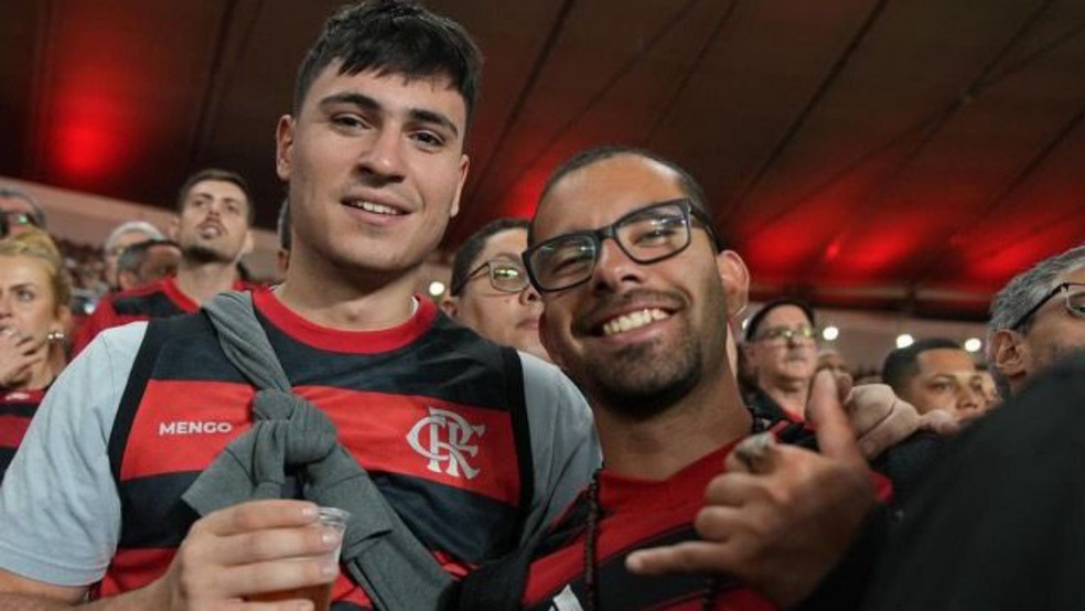 Turistas ingleses que foram vítimas de golpe no Rio foram ao Maracanã em jogo do Flamengo — Foto: Arquivo pessoal