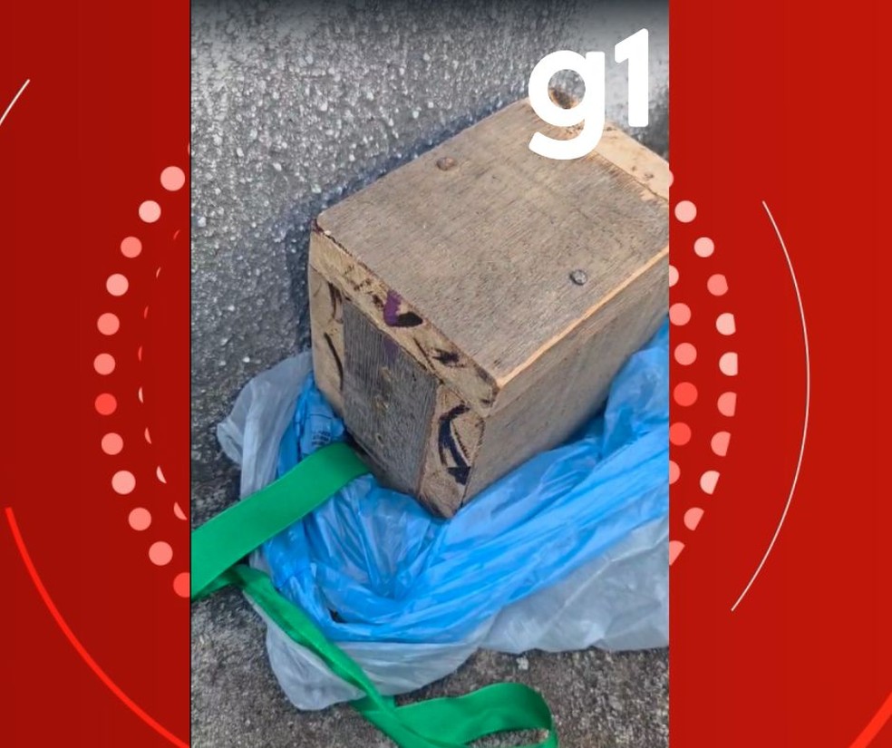 Caixa de madeira foi encontrada nessa terça-feira (29), do lado de fora da agência — Foto: TVCA