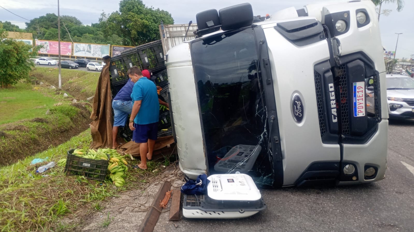 Caminhão com 17 toneladas de bananas tomba na rodovia Mário Covas, na Grande Belém