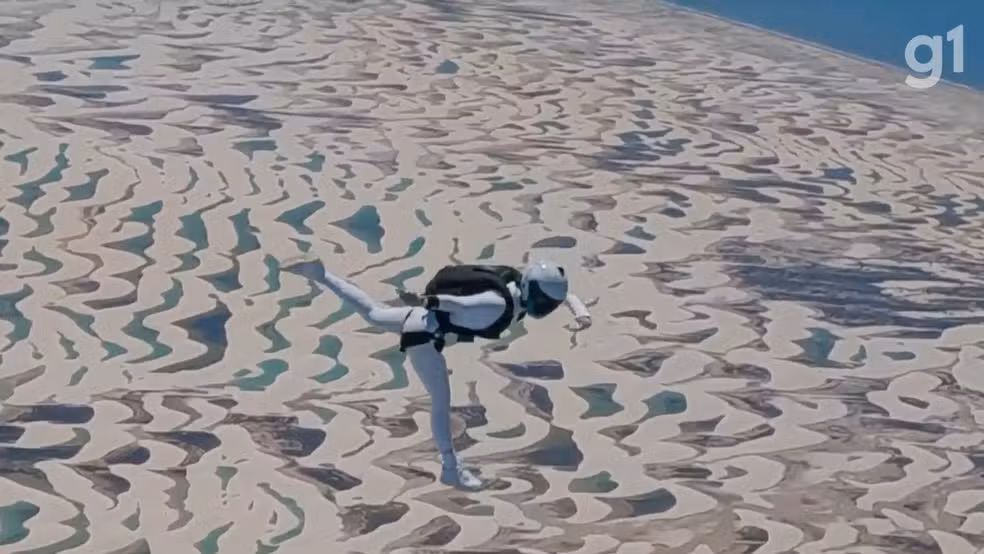 Durante o período de cheia das lagoas, cerca de 40 paraquedistas de várias partes do mundo saltaram sobre os Lençóis Maranhenses, no Maranhão. — Foto: Reprodução/ TV Mirante