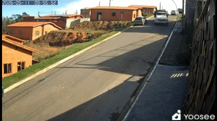 VÍDEO: caminhão carregado com materiais de construção tomba após derrapar em ladeira no interior de SP 