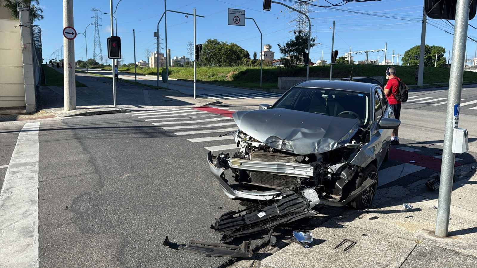 Carro avança sinal vermelho e bate em ônibus da Linha Verde em São José dos Campos, SP