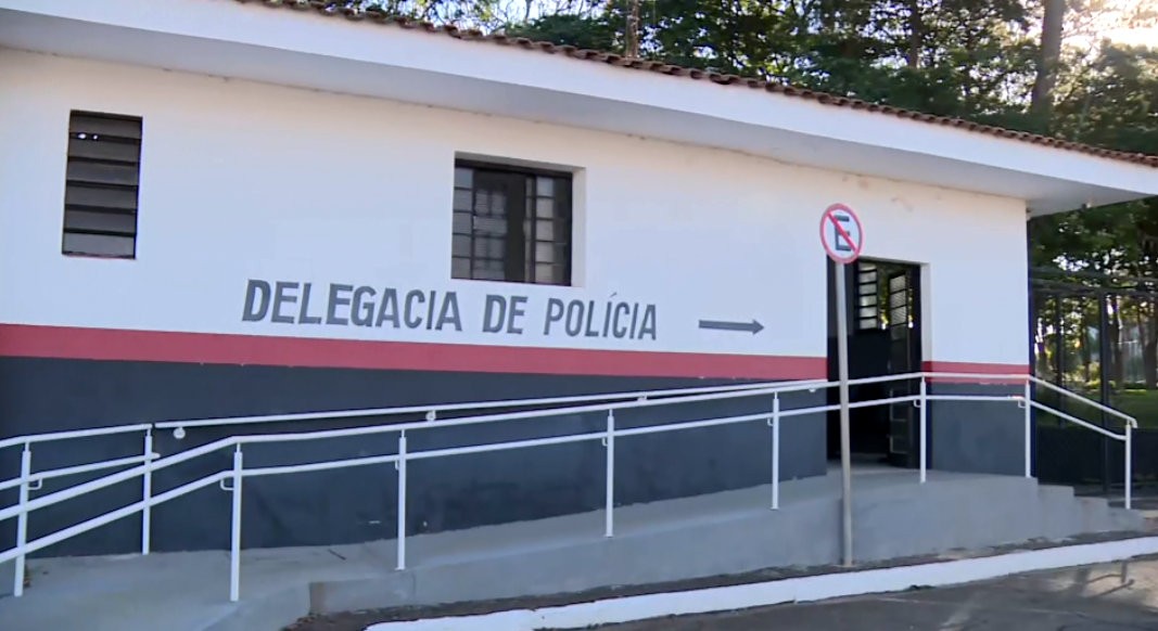 Mãe é presa por 'vender' filha a homem; falso pai de santo que abusava de adolescentes também é preso pela Polícia Civil