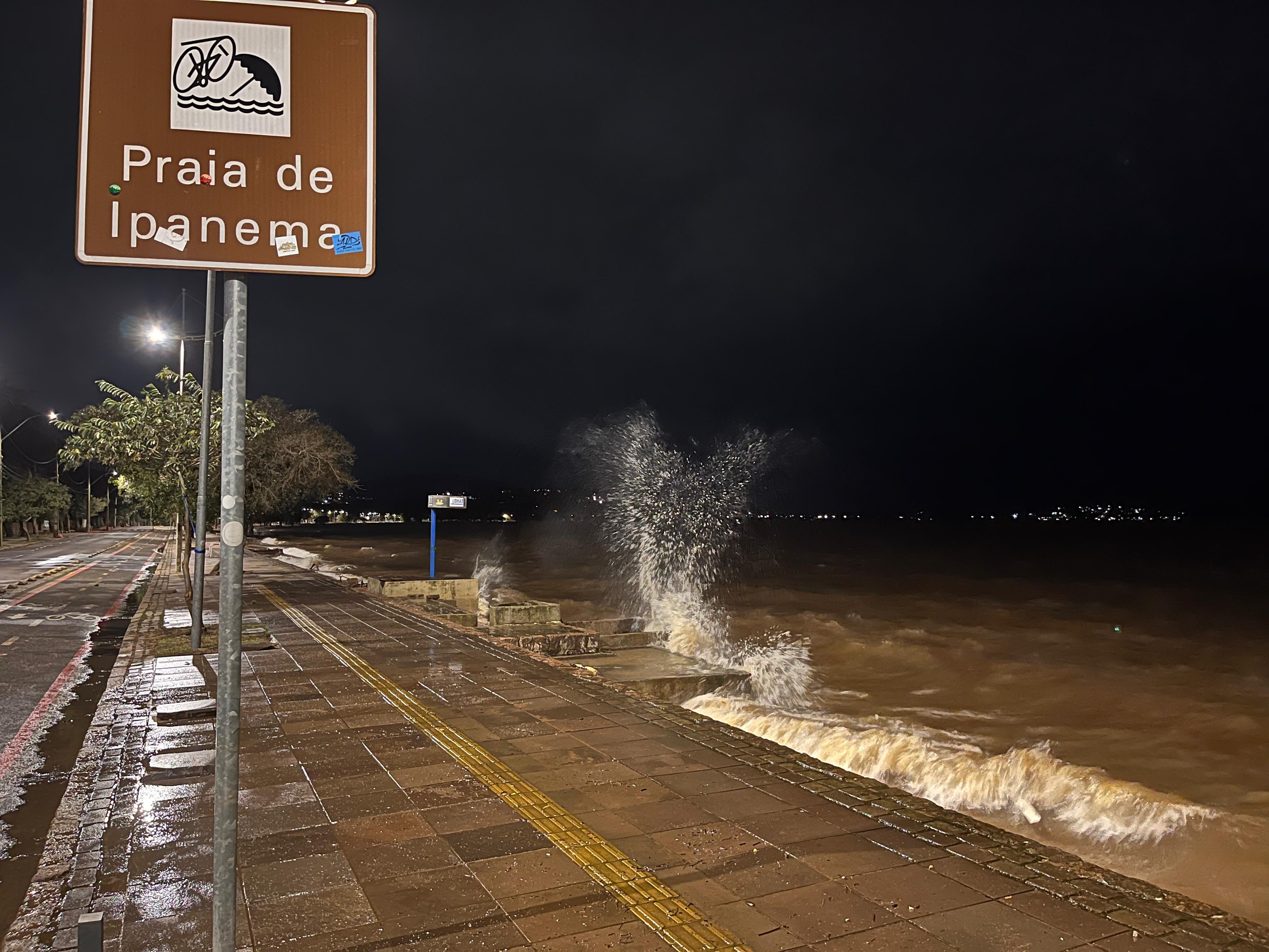 Apesar de trégua da chuva, Guaíba não deve voltar a ficar abaixo da cota de alerta antes do final da semana, projeta UFRGS