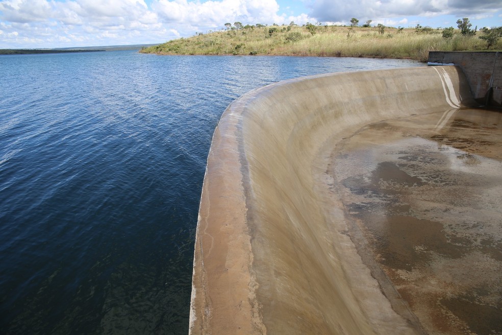 Barragem de Santa Maria, no DF, com nível de água próximo ao limite do reservatório — Foto: Marco Antonio Peixoto/Caesb/Divulgação