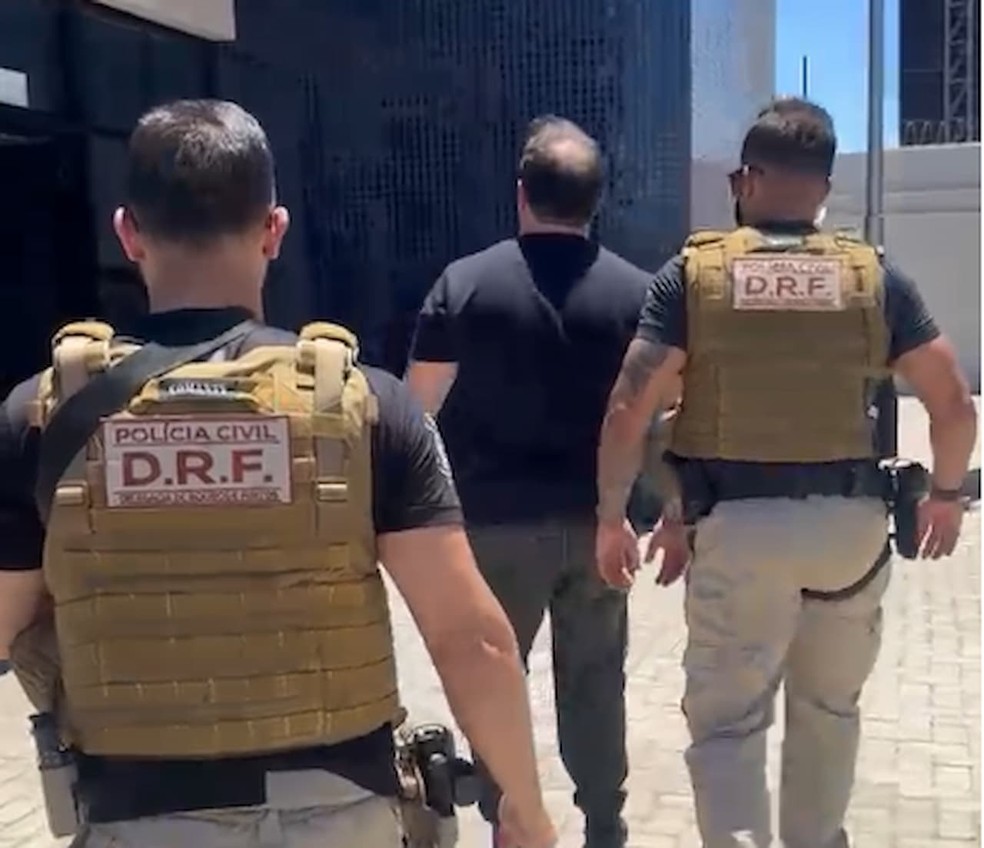 Eleitor sendo conduzido à sede da Polícia Federal, em Patos, PB, após ser preso por compartilhar vídeo do momento de votação nas redes sociais — Foto: (Reprodução/Polícia Civil da Paraíba)