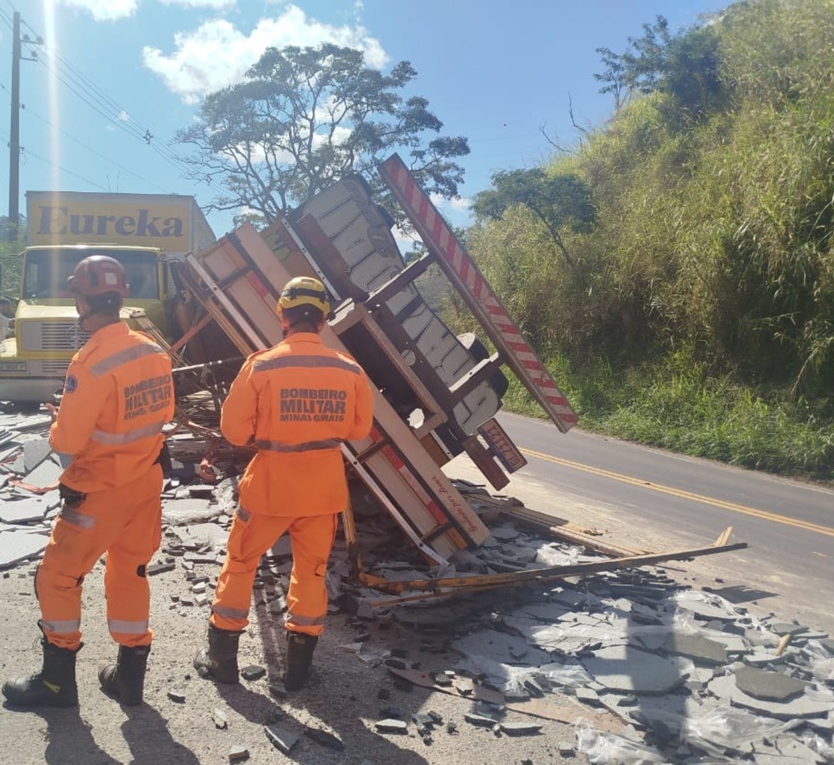 Caminhão carregado de granito tomba e bate em outro na BR-267, em Juiz de Fora 