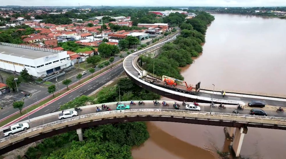 Carreta quebra na Ponte da Amizade, entre Teresina (PI) e Timon (MA) — Foto: Rede Clube