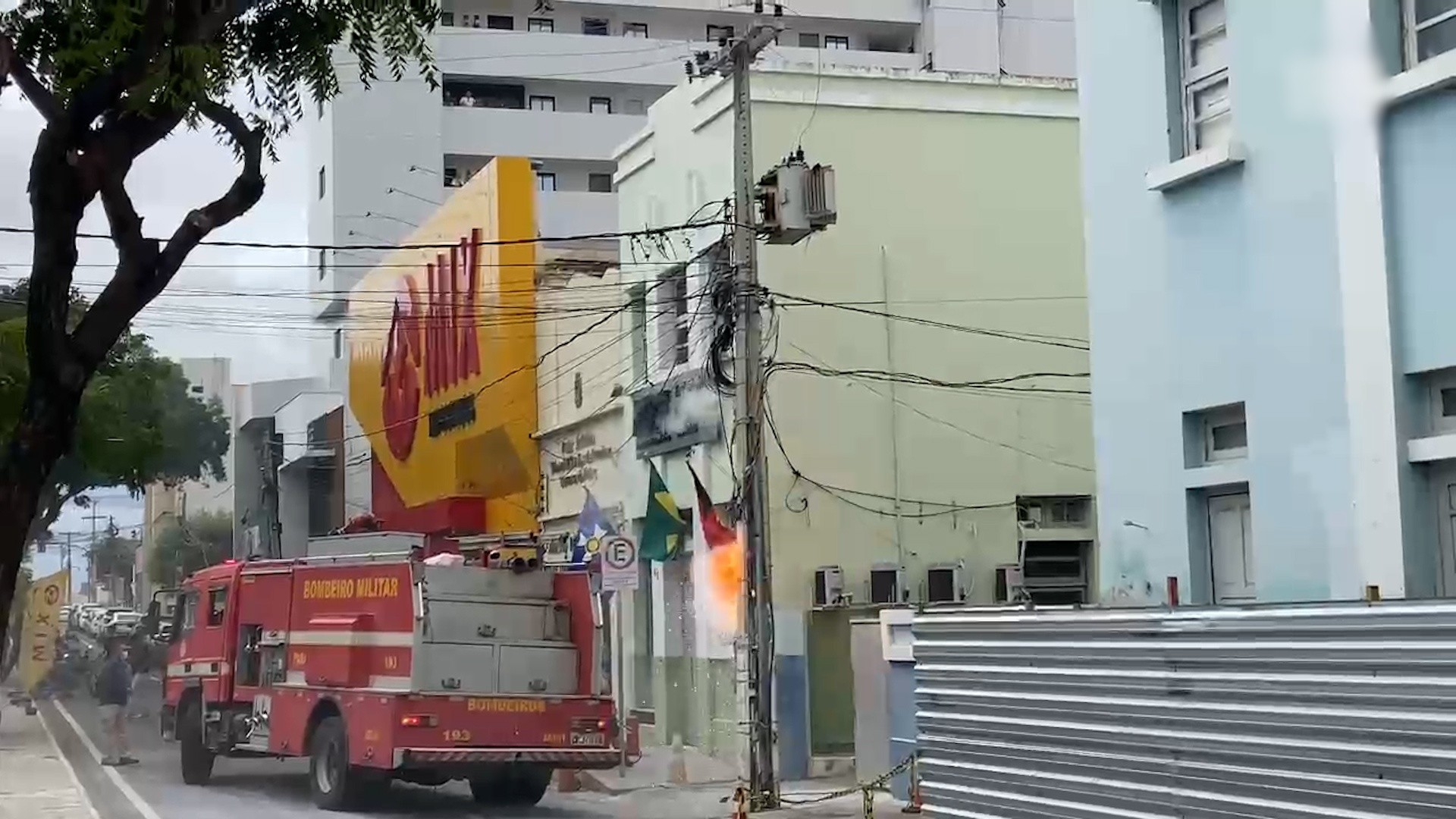 Poste pega fogo e interdita avenida no Centro de Patos, PB; vídeo