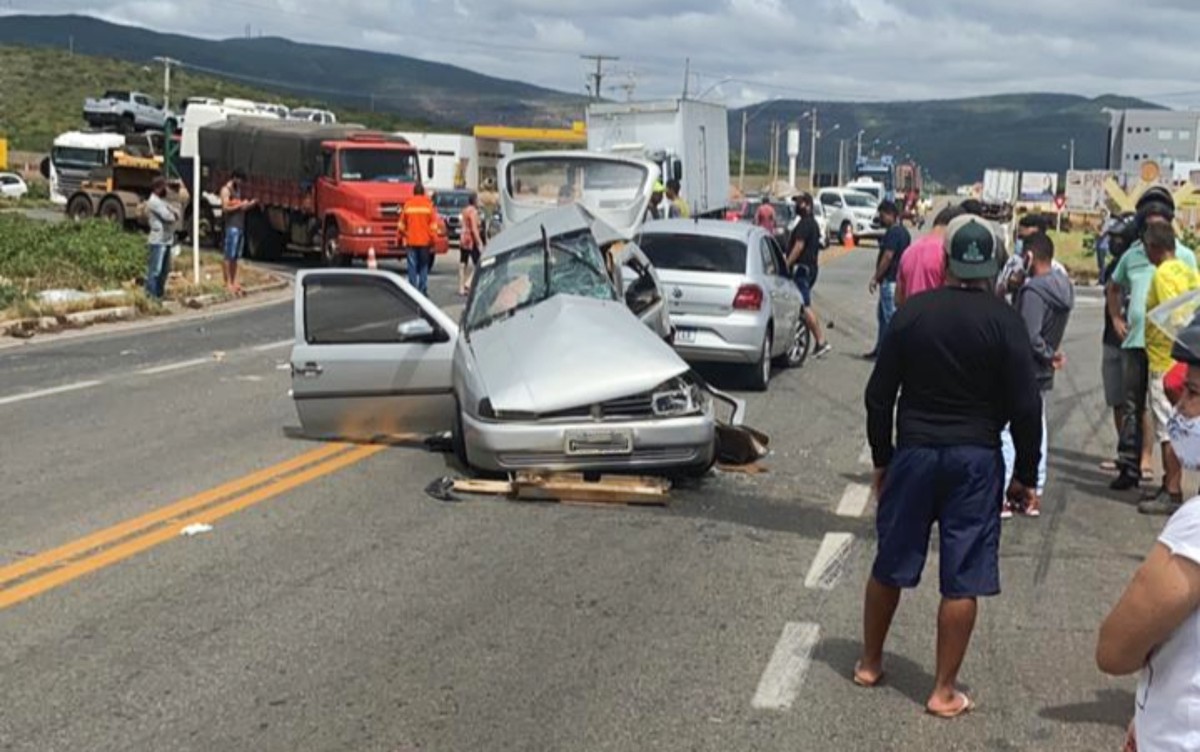 Batida Entre Carro E Caminhão Deixa Dois Mortos E Três Feridos Na Bahia Vítimas Eram Da Mesma 