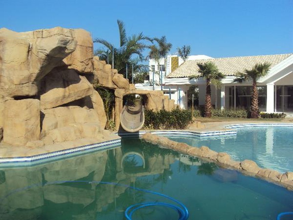 Foto da piscina de Robinho com a casa ao fundo. Imóvel está avaliado em aproximadamente R$ 10 milhões — Foto: Reprodução/Arte do Cimento