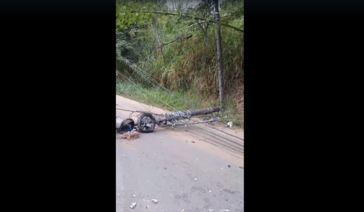 Motorista fica ferido após bater com carro em poste em Petrópolis