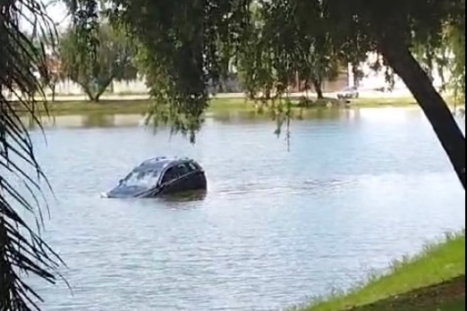 Carro desgovernado cai em lagoa, e motorista consegue sair antes de veículo afundar; VÍDEO