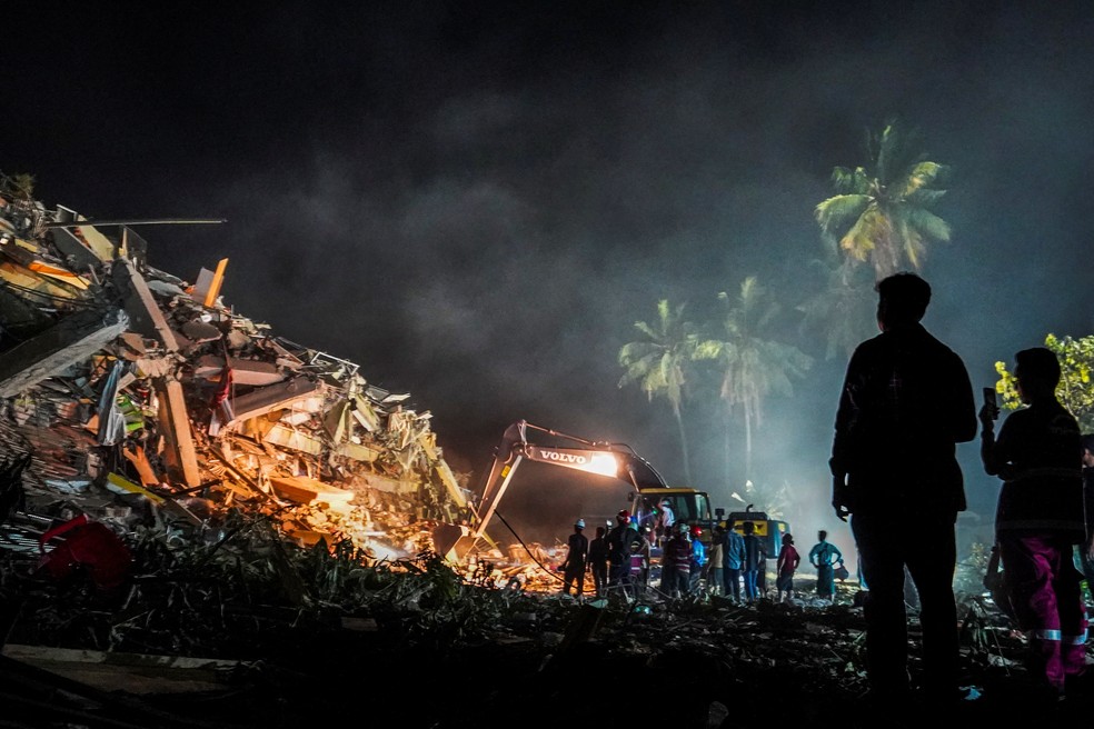 Pessoas observam enquanto as operações de busca e resgate continuam após um forte terremoto, em Mandalay, Mianmar, em 29 de março de 2025 — Foto: Reuters