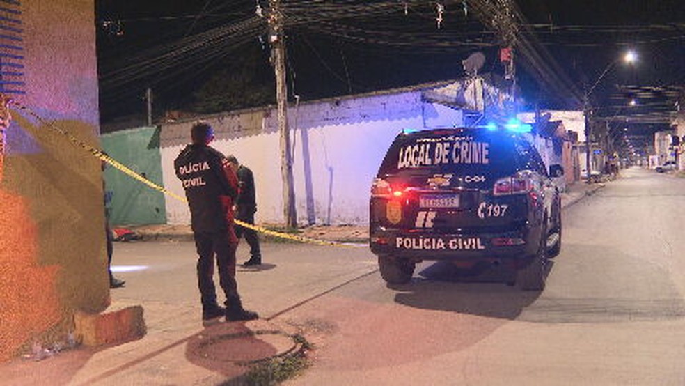 Homem de 38 anos foi atingido por vários disparos e morreu no Condomínio Del Lago. — Foto: TV Globo/Reprodução