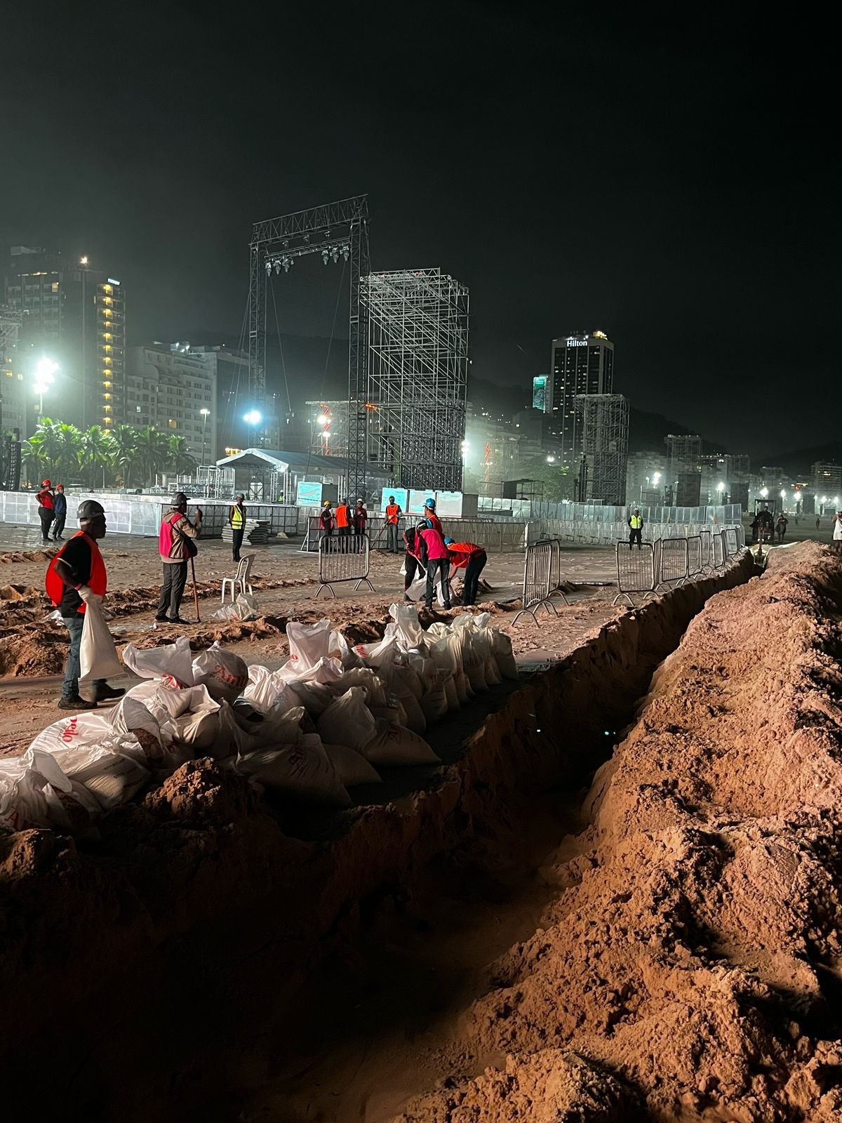 Lady Gaga no Rio: organização faz buracos para evitar que mar chegue perto do palco