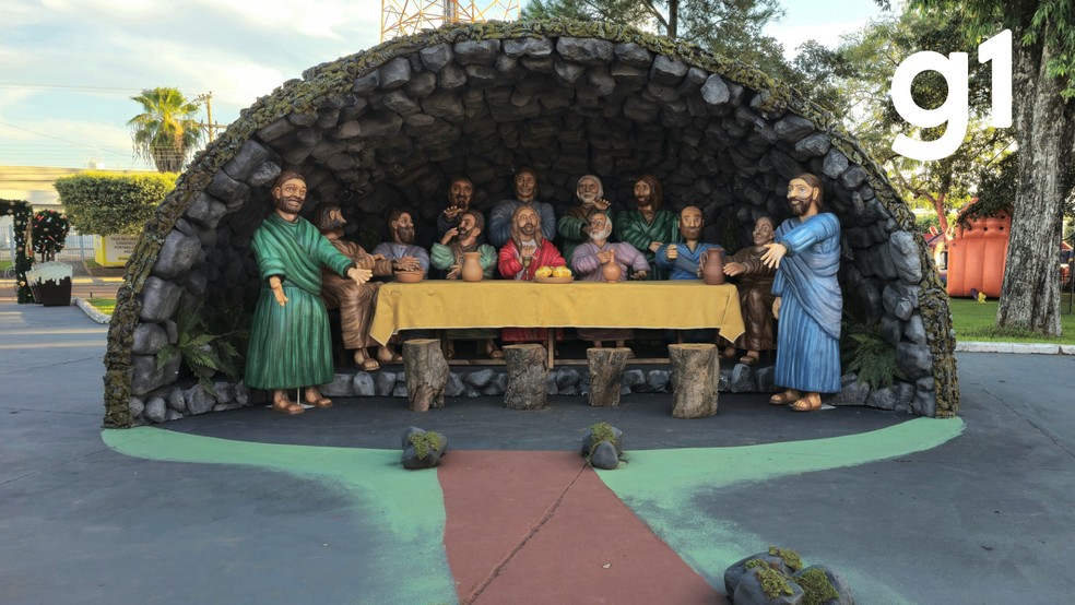 Gruta feita com isopor esculpido para representar o momento religioso da Páscoa — Foto: Erik Rodrigo