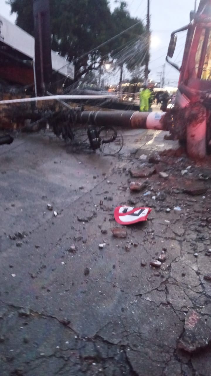 Ônibus bate em poste e deixa quatro feridos no Capão Redondo, Zona Sul de SP