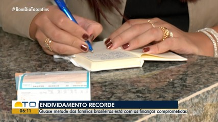 Quase metade das famílias brasileiras estão com pendências financeiras; confira