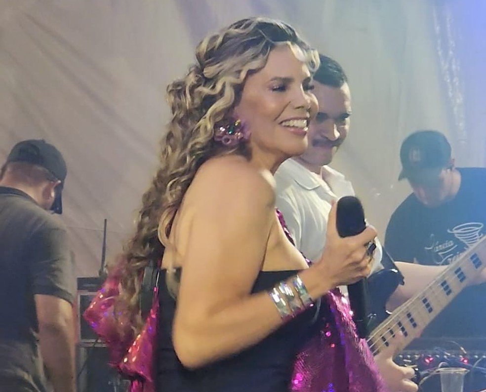 M&aacute;rcia Freire comandou o bloco 'Se Parar Eu Caio' em Natal e se apresentar&aacute; em S&atilde;o Miguel do Gostoso &mdash; Foto: Divulga&ccedil;&atilde;o