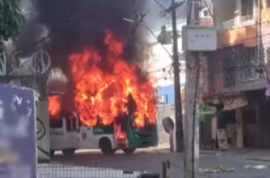 Dois homens são presos em flagrante por suspeita de incendiar ônibus em Salvador