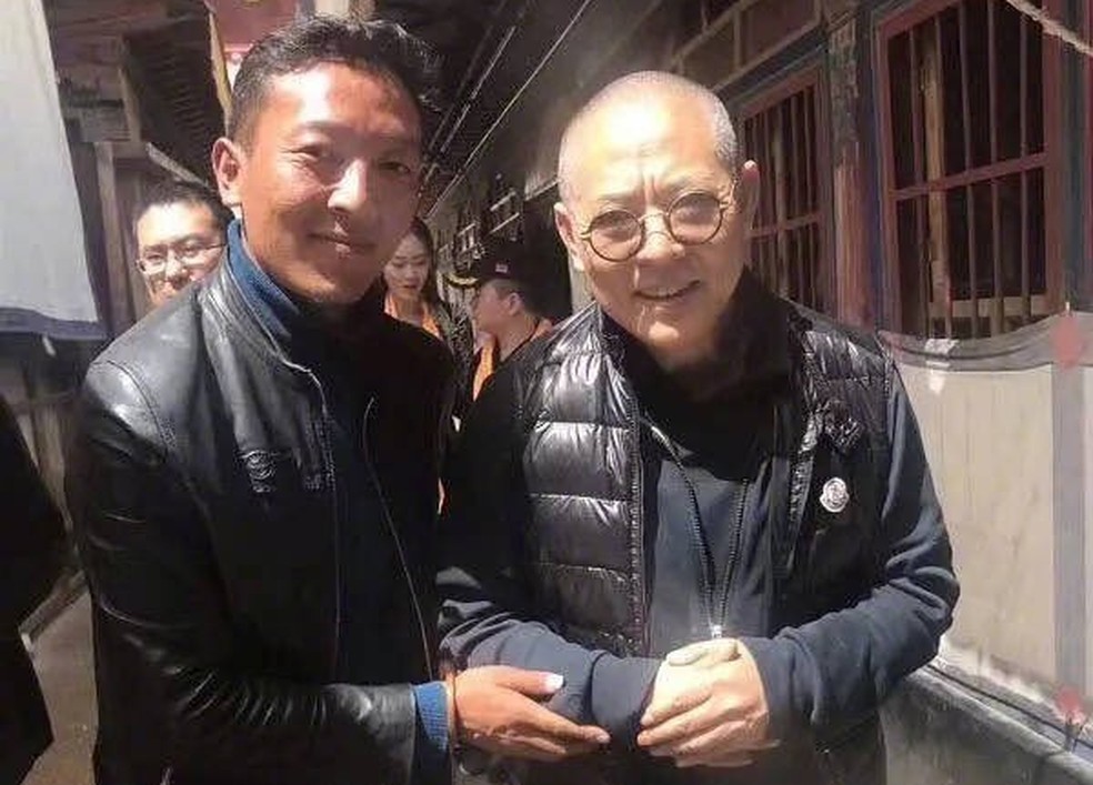Jet Li (direita) posa com fã — Foto: Reprodução/Twitter/StxNaty