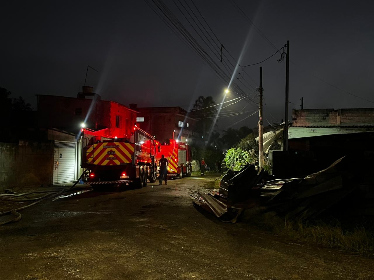 Incêndio atinge galpão e interdita quatro casas em Suzano