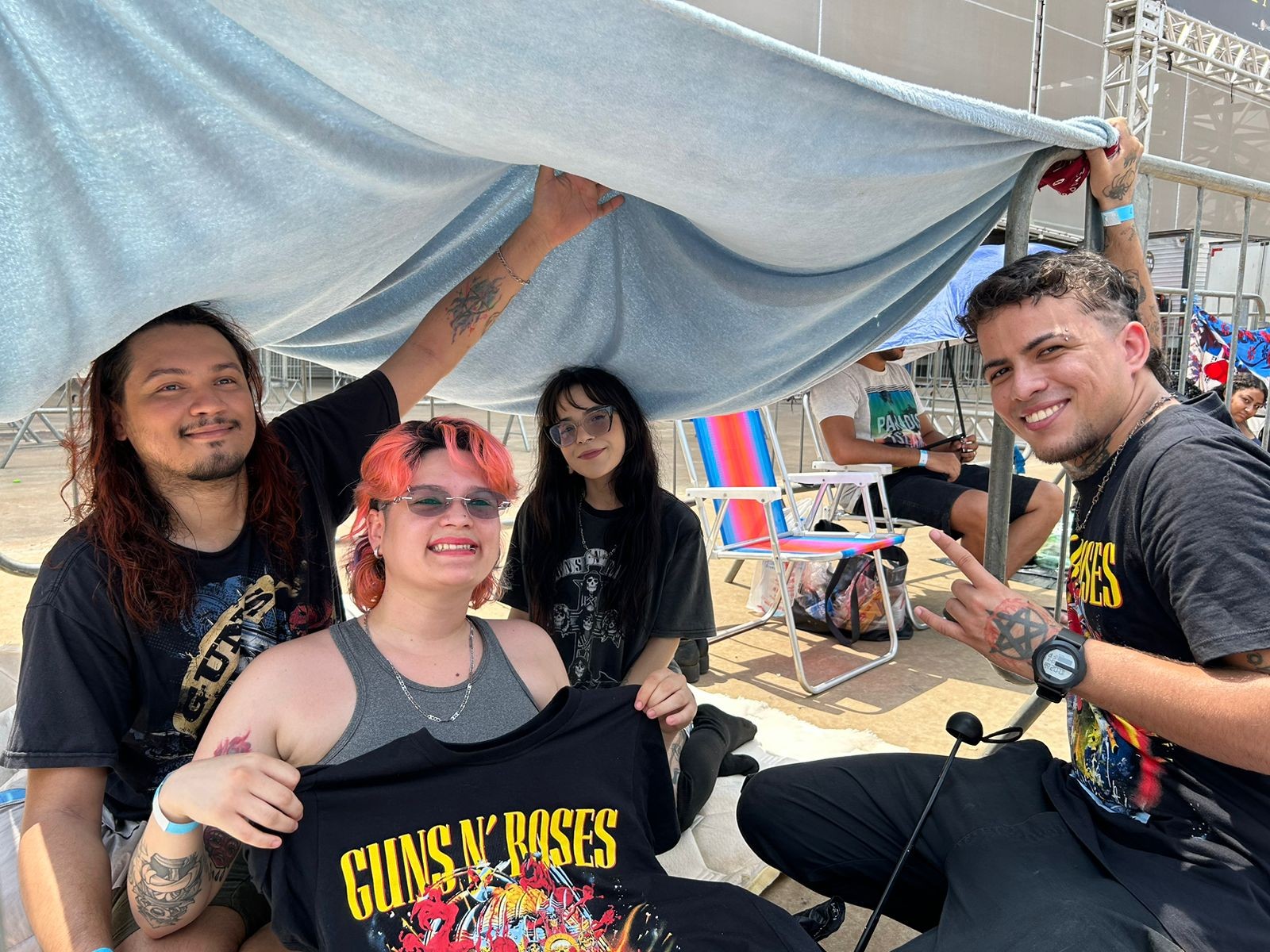 CLT, mãe e filha e farmacêutico pós-plantão: fãs madrugam 16 horas antes de show do Guns N’ Roses em Cuiabá