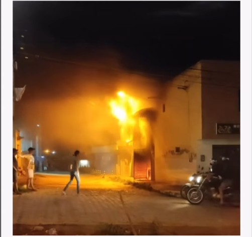 VÍDEO: Incêndio atinge garagem de imóvel em Pesqueira e destrói duas motocicletas