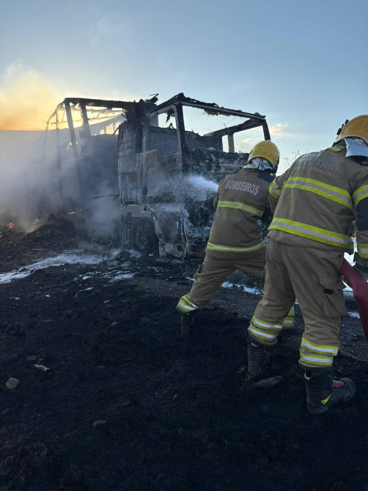 Incêndio consome caminhão e carga de pepinos na BR-251