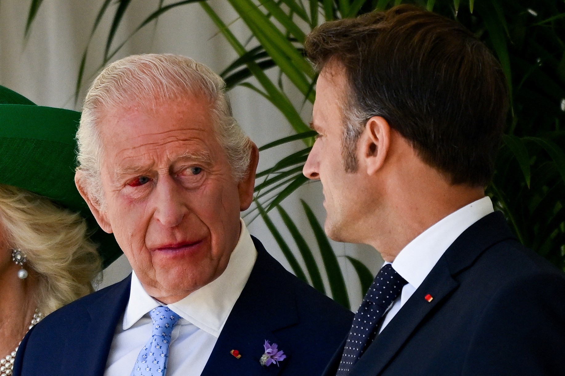 Rei Charles III aparece como olho vermelho em encontro com Macron; VEJA