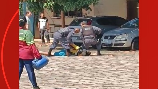 Homem invade pátio de prefeitura e usa barra de ferro para depredar veículos estacionados em Ibiraçu - Foto: (Reprodução/TV Gazeta)