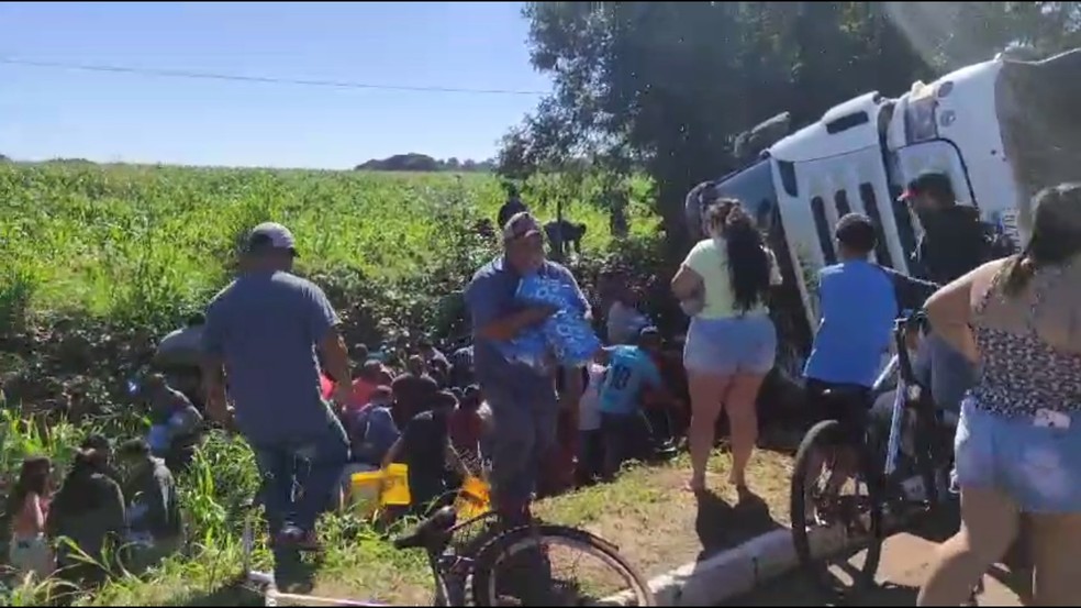 Ainda não se sabe a quantidade de carga levada do local — Foto: PMR
